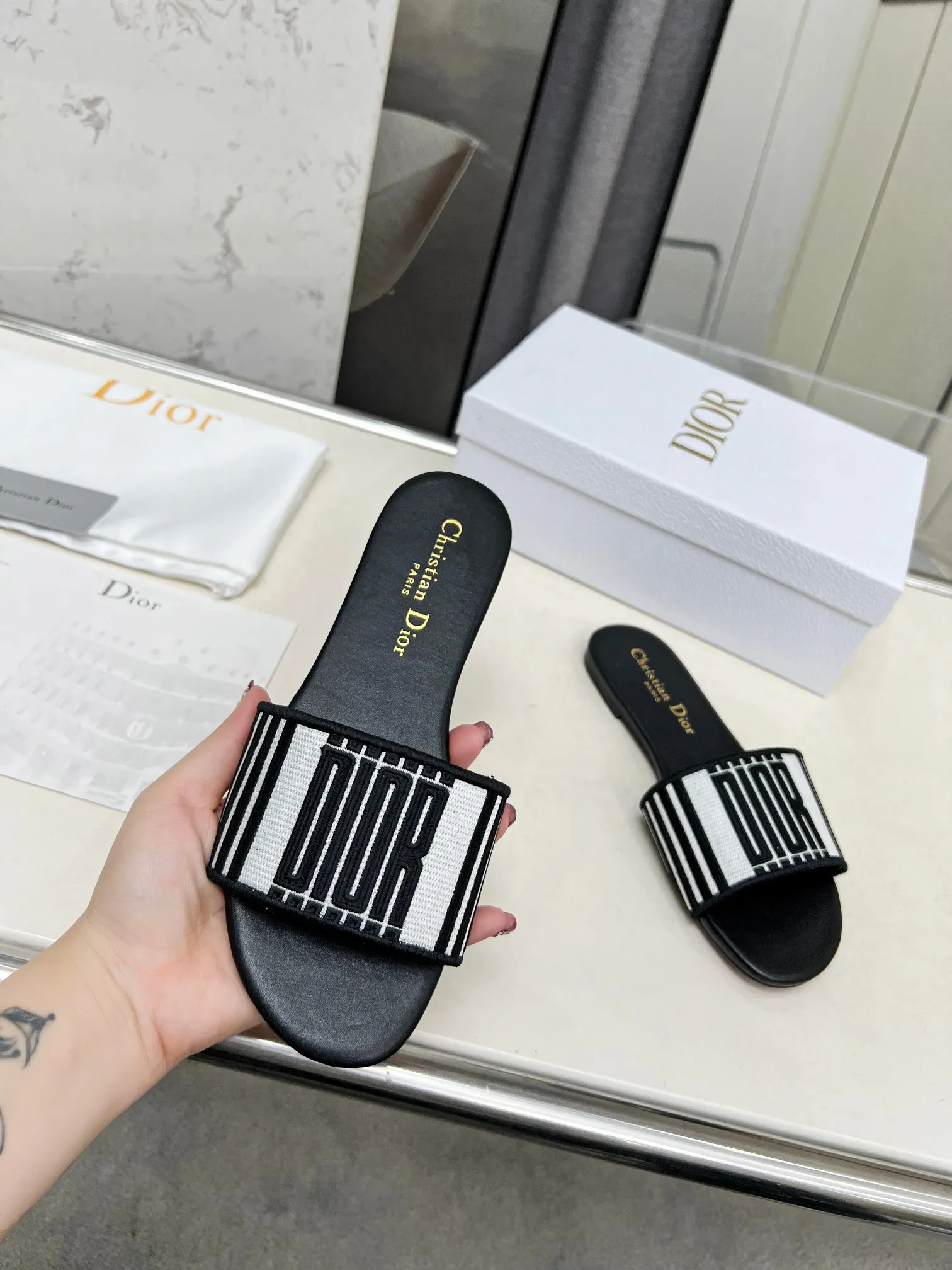 👟👟Ex-factory price 280👟👟 Genuine leather sole +30 CD•Dior women's presbyopic embroidered leather sole slippers Christian Dior has always been synonymous with magnificence and elegance, and has always been at the top of the fashion palace👍 What is particularly worth mentioning is: the embroidered ✨ pattern on the sole reproduces one of the cherished symbols of Christian Dior✅ More than a hundred colors to choose from ◽️️Upper: Selected top-quality embroidered cotton ◽️Inner lining: imported sheepskin ◽Number 35-40 (customized at 41.42.43)